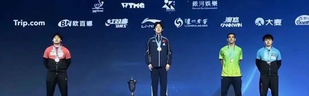松岛辉空领奖全无喜色！大合影仅他一人未露笑容 日媒：差一点就制霸