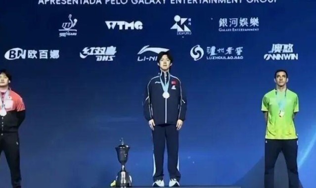 松岛辉空领奖全无喜色！大合影仅他一人未露笑容 日媒：差一点就制霸